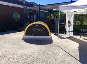 Itt a masina, ami ivóvizet, energiát és internetet ad